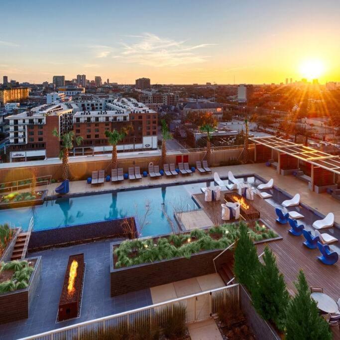 Luxury Highrise In Midtown - Skyline Views And Chic Decor Lägenhet Houston Exteriör bild
