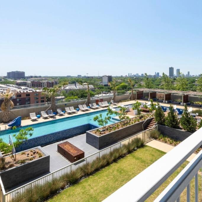 Luxury Highrise In Midtown - Skyline Views And Chic Decor Lägenhet Houston Exteriör bild