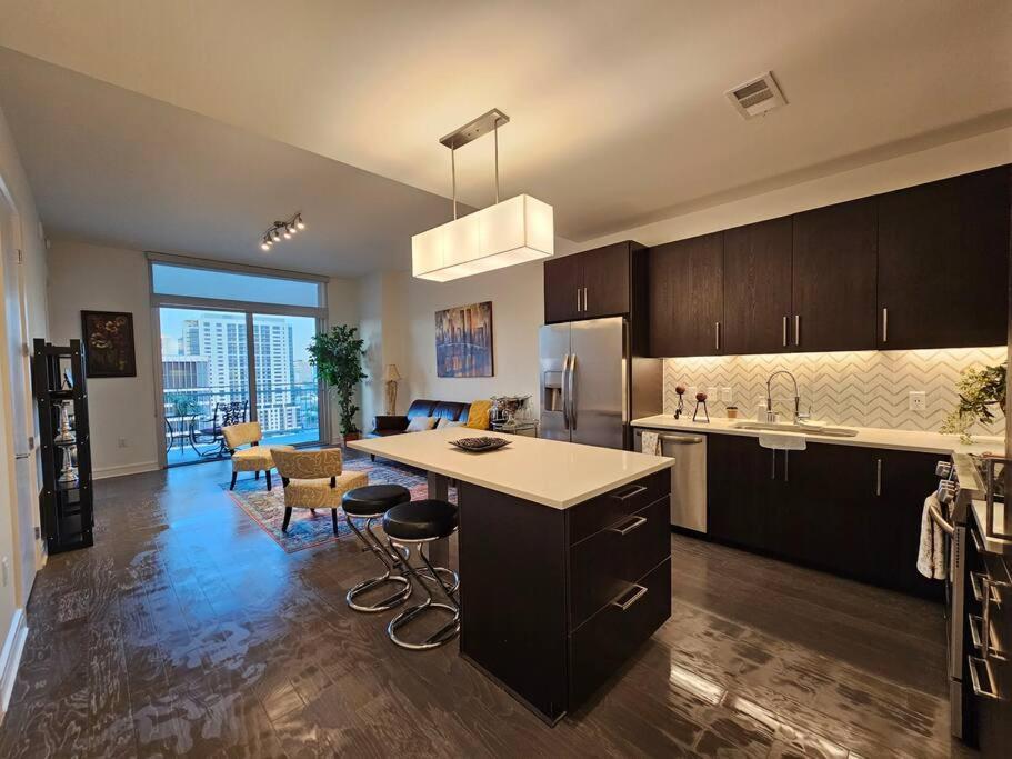 Luxury Highrise In Midtown - Skyline Views And Chic Decor Lägenhet Houston Exteriör bild