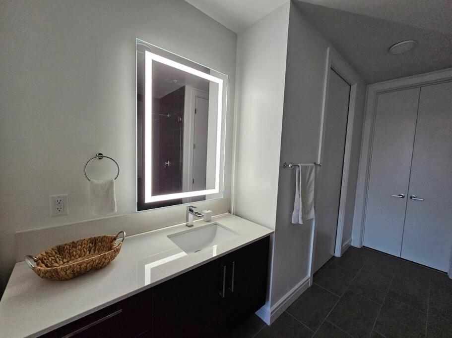 Luxury Highrise In Midtown - Skyline Views And Chic Decor Lägenhet Houston Exteriör bild