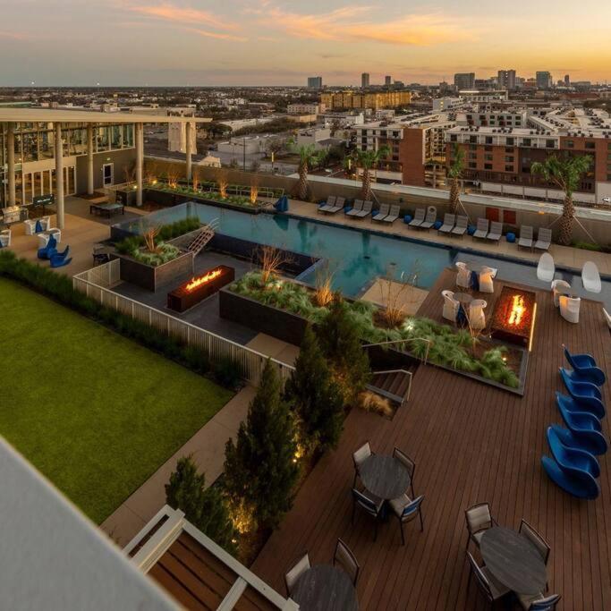 Luxury Highrise In Midtown - Skyline Views And Chic Decor Lägenhet Houston Exteriör bild