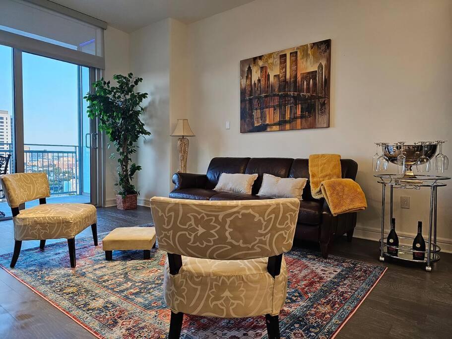 Luxury Highrise In Midtown - Skyline Views And Chic Decor Lägenhet Houston Exteriör bild