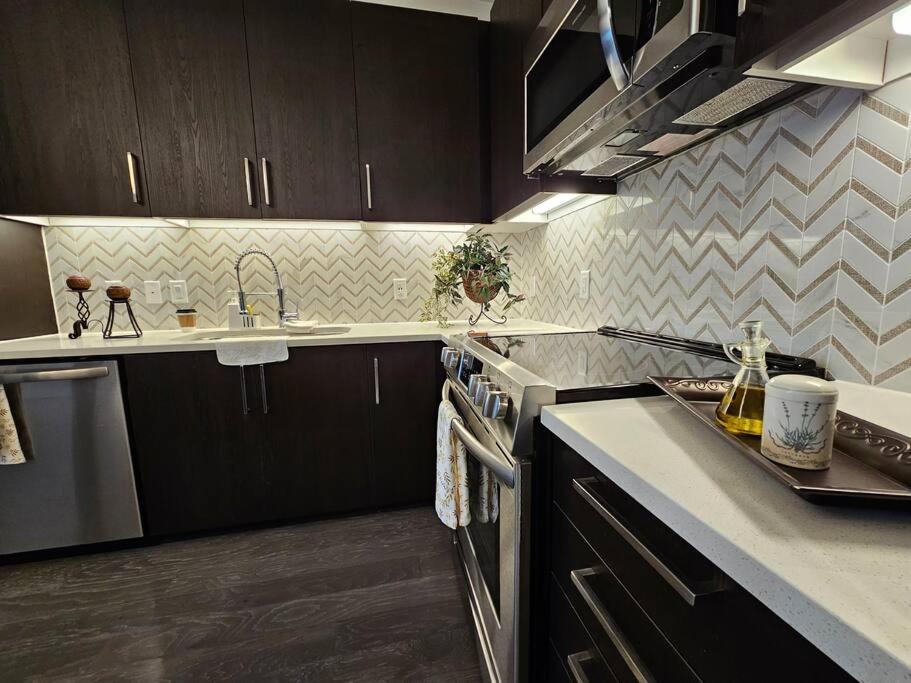 Luxury Highrise In Midtown - Skyline Views And Chic Decor Lägenhet Houston Exteriör bild