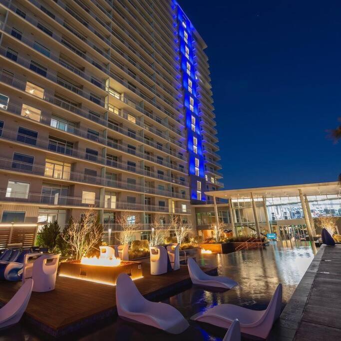 Luxury Highrise In Midtown - Skyline Views And Chic Decor Lägenhet Houston Exteriör bild