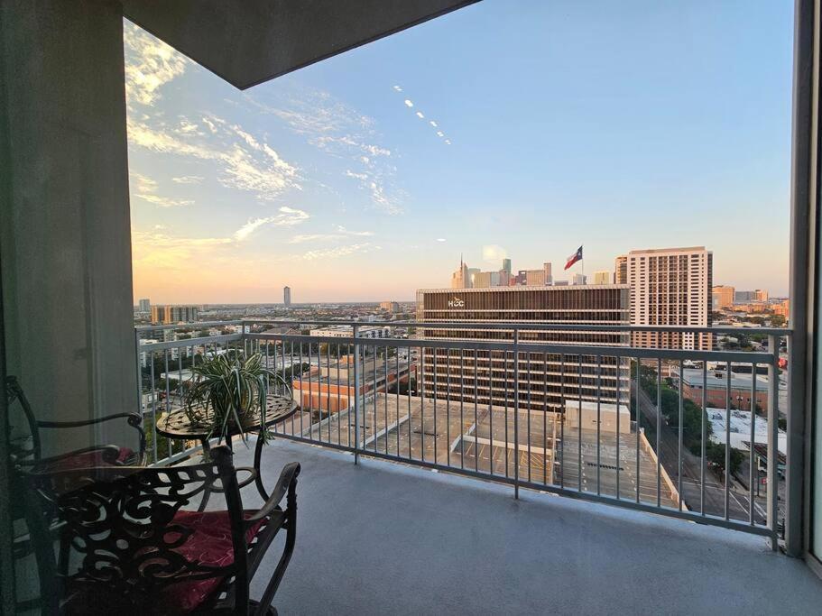 Luxury Highrise In Midtown - Skyline Views And Chic Decor Lägenhet Houston Exteriör bild