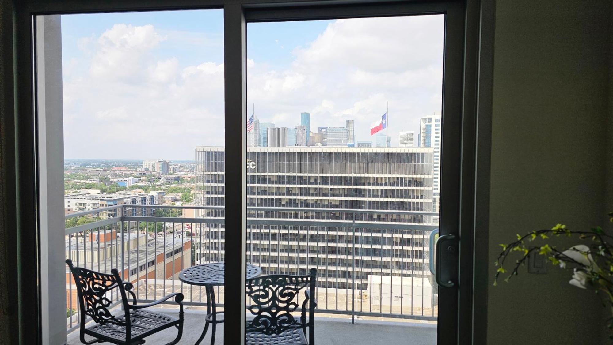 Luxury Highrise In Midtown - Skyline Views And Chic Decor Lägenhet Houston Exteriör bild